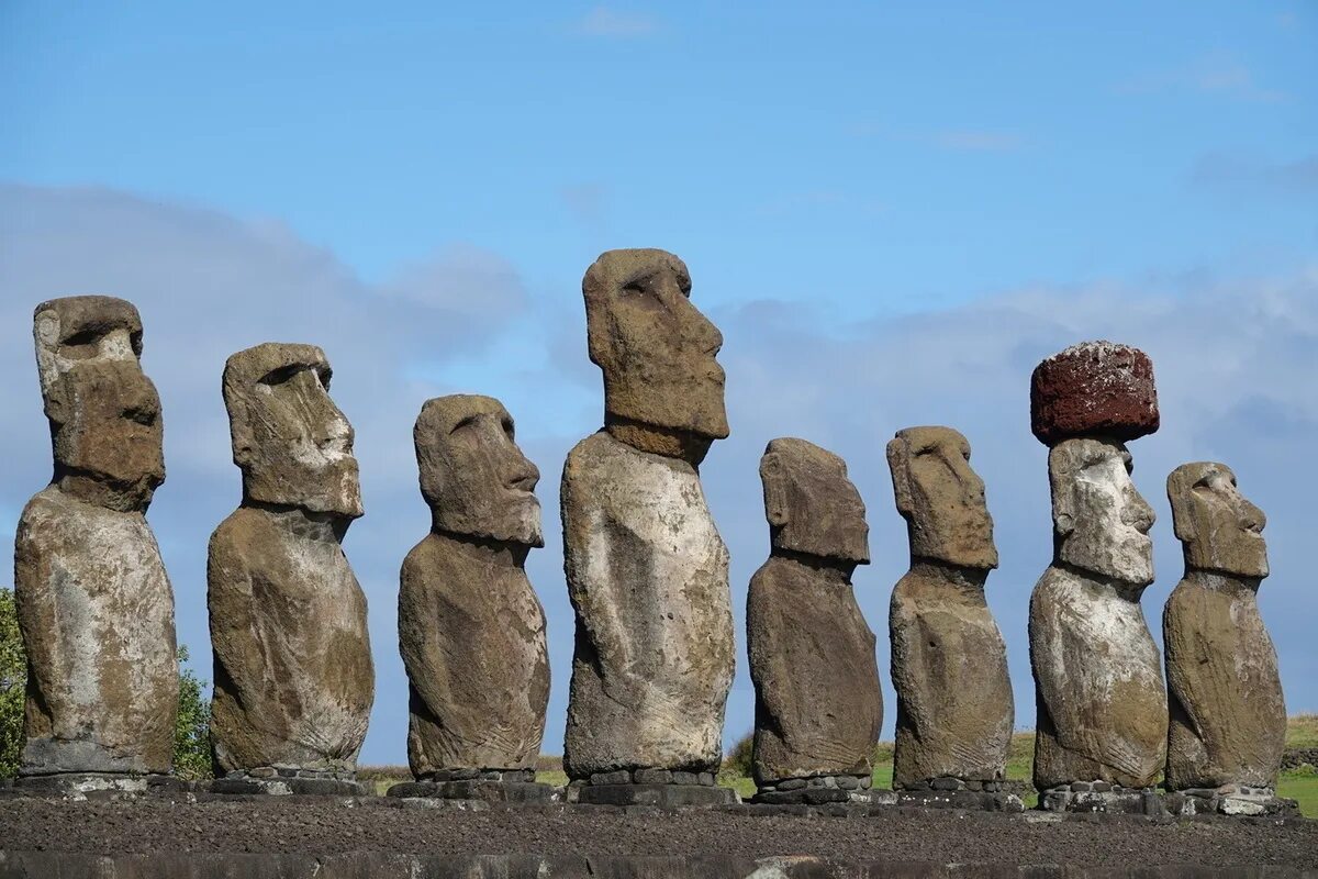 Статуи на острове. Каменные истуканы острова Пасхи. Моаи на острове Пасхи. Остров Пасхи статуи Моаи. Идол Моаи Стоун.
