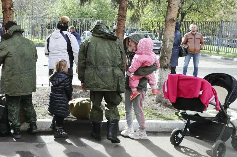 Мобилизация отцов детей. Мобилизованные с тремя детьми. Трое детей мобилизация. Мобилизация многодетных с 3 детьми. Дети в поддержку мобилизованных.