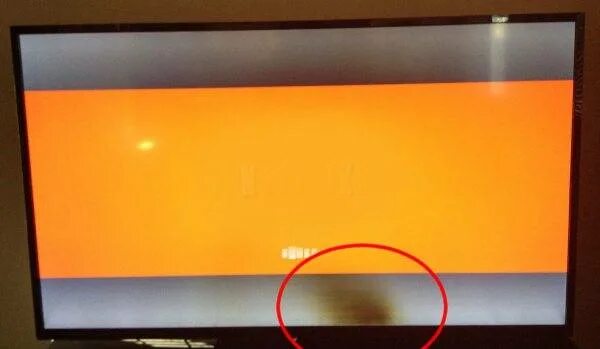 Почему экран становится желтым. Пятна на матрице телевизора Samsung. Темные пятна на ЖК телевизоре самсунг. Телевизор самсунг пятна в матрице. Пятна на ЖК экране.