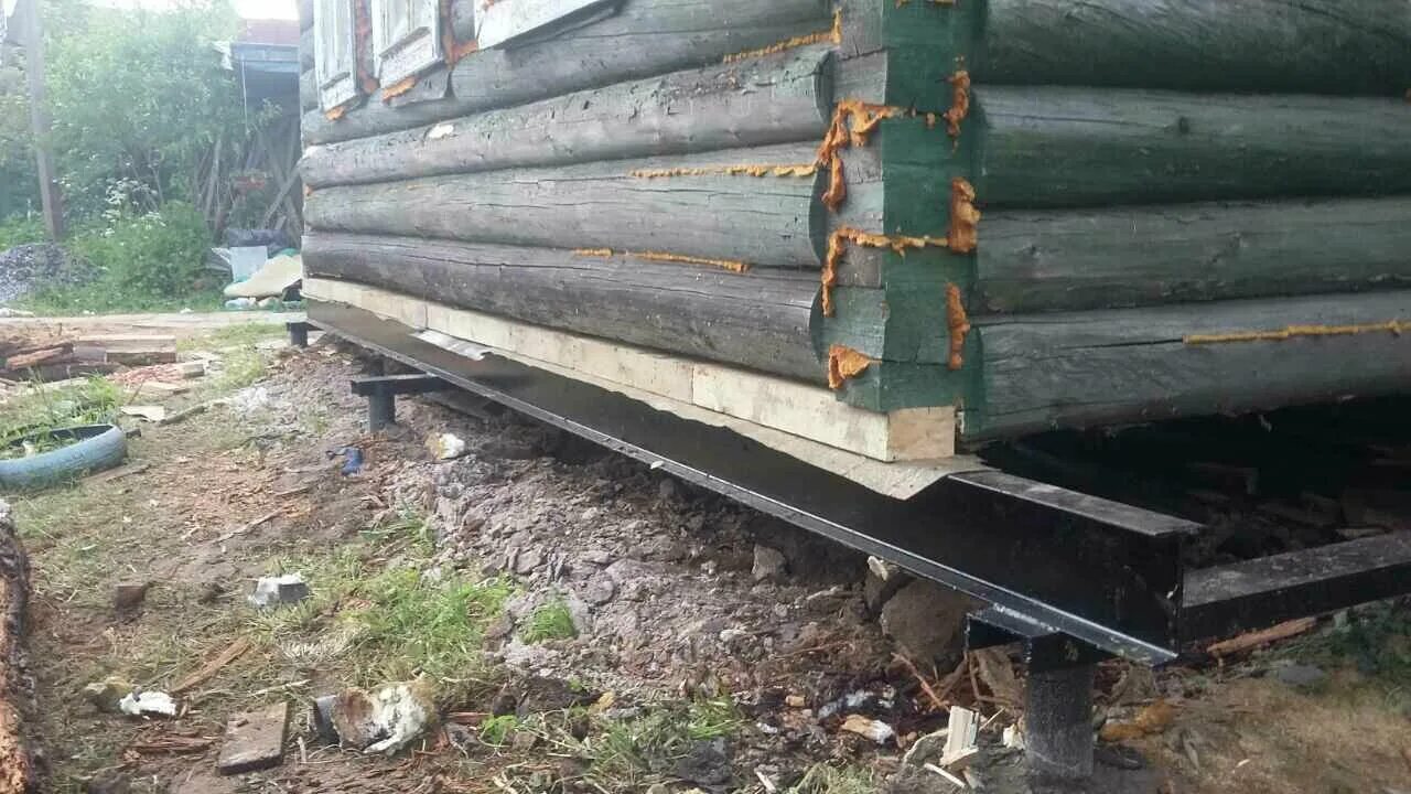 Поддомкратить деревянный дом. Фундамент старых деревянных домов. Цоколь для свайно-винтового фундамента. Подъем старого сруба на фундамент. Домкрат для подъема деревянных домов.