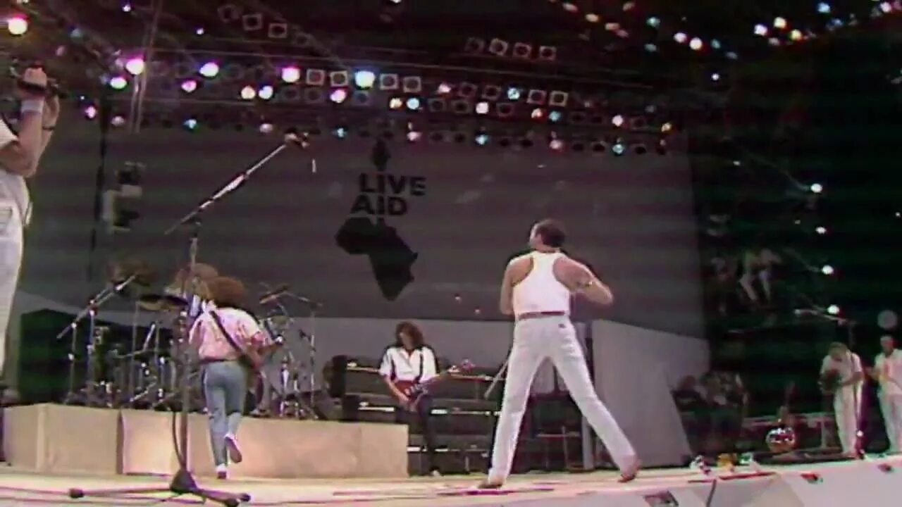 Концерт live aid 1985 queen. Уэмбли live aid. Концерт live aid 1985 queen. Live aid музыкальный фестиваль. Концерт live aid 1985.