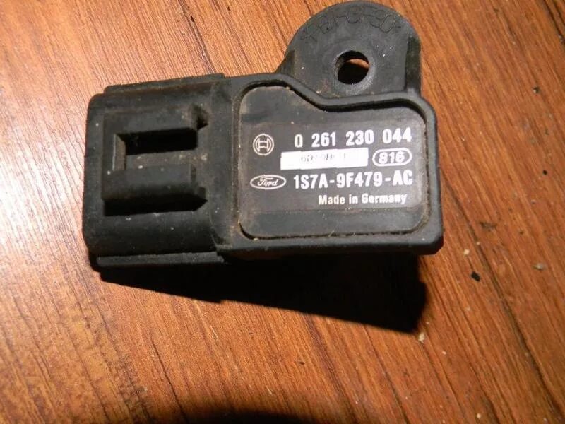 Датчик абсолютного давления форд фокус 2. 6. Датчик абсолютного давления на форд фокус 2007 года. Датчик абсолютного давления воздуха форд фокус 2 1. Датчик абсолютного давления форд фокус 2.