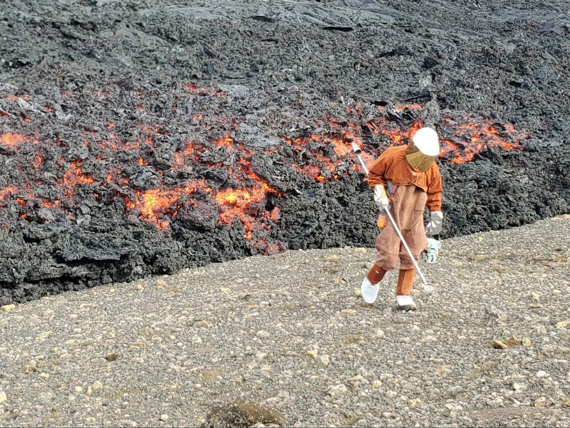 Лава (вулканология). Лава под землей. Вулканолог профессия. Застывшая лава в Армении.