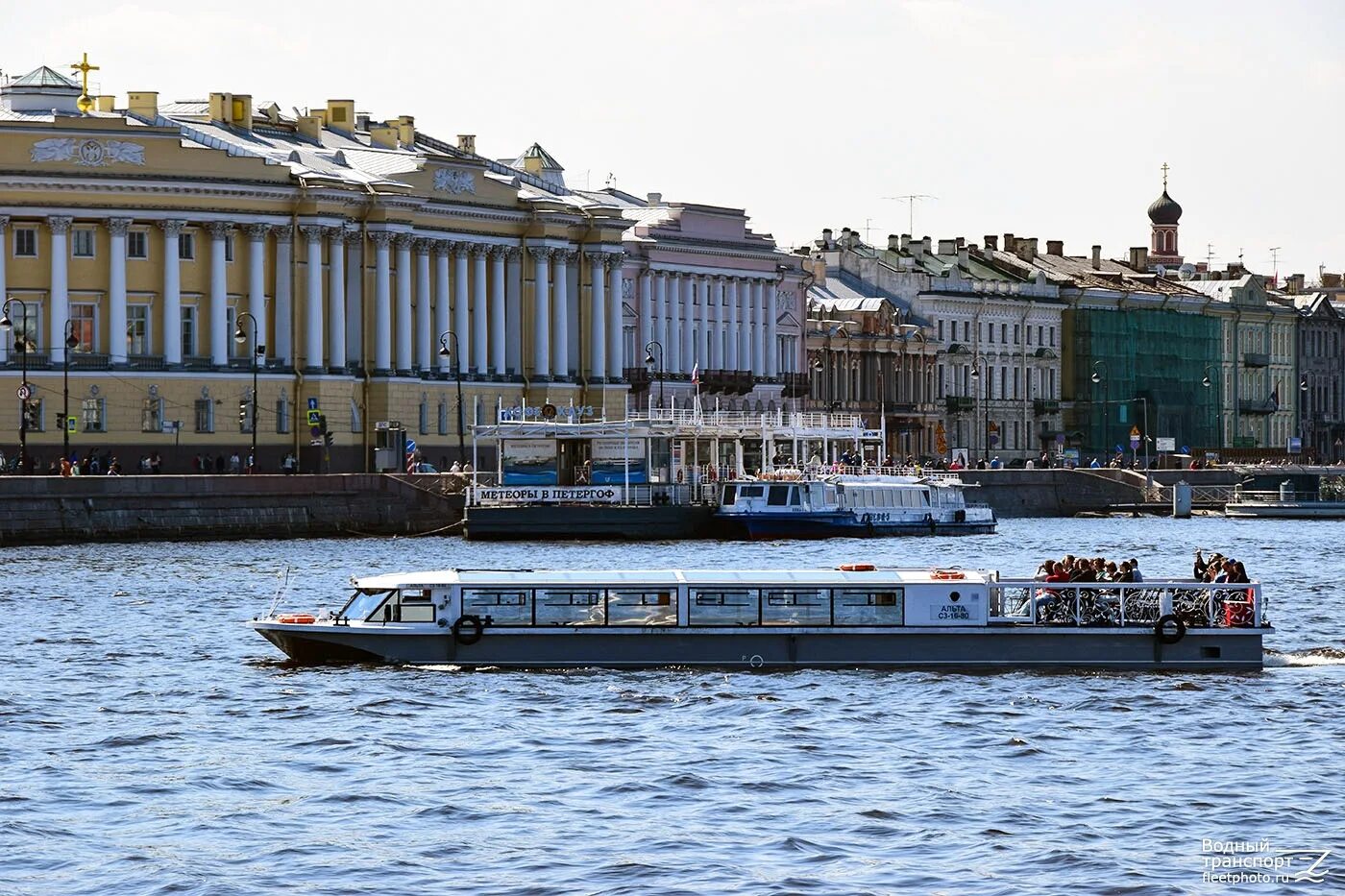 Метеор в петергоф от дворцовой набережной. Метеор в петергоф от дворцовой набережной