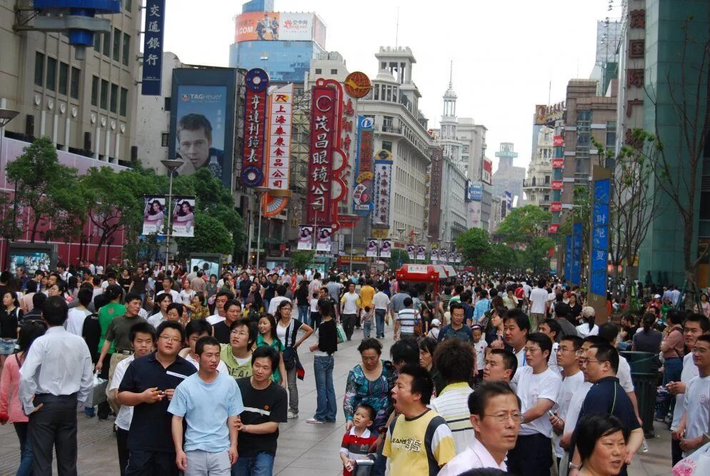 Людей проживает в китае. Шанхай Нанкин Лу. Китай люди на улице. Современный Китай люди. Шанхай население.
