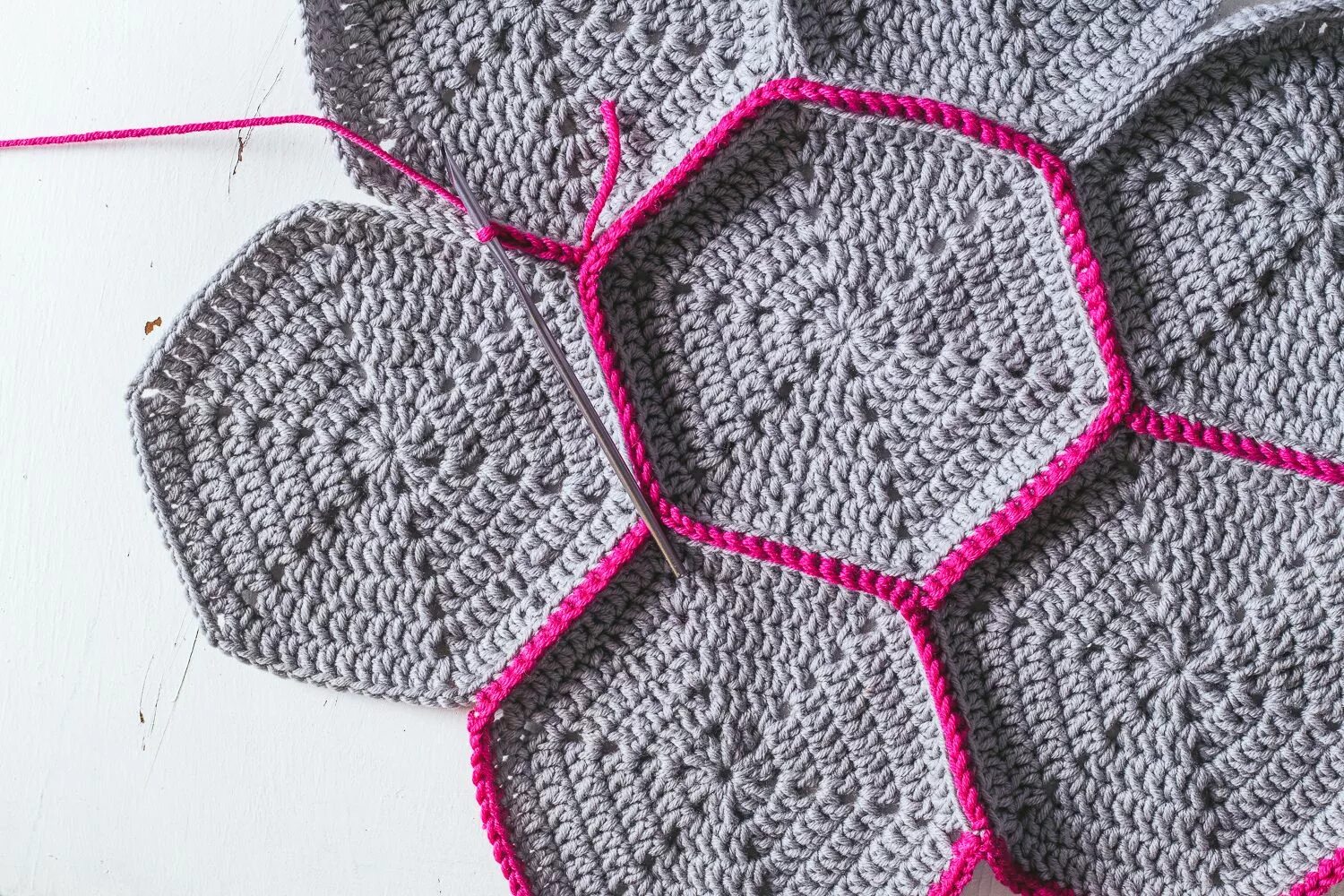 Вязание крючком шестиугольные мотивы. Шестиугольники связанные крючком. Вязание крючком шестиугольные мотивы схемы. Шестиугольники связанные крючком. Мотив крючком шестиугольник.