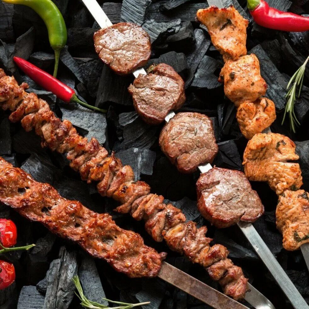 шашлык ассорти. кебаб на мангале. грузинский шашлык мцвади. шашлычок на природе. шашлык вкусный сочный.