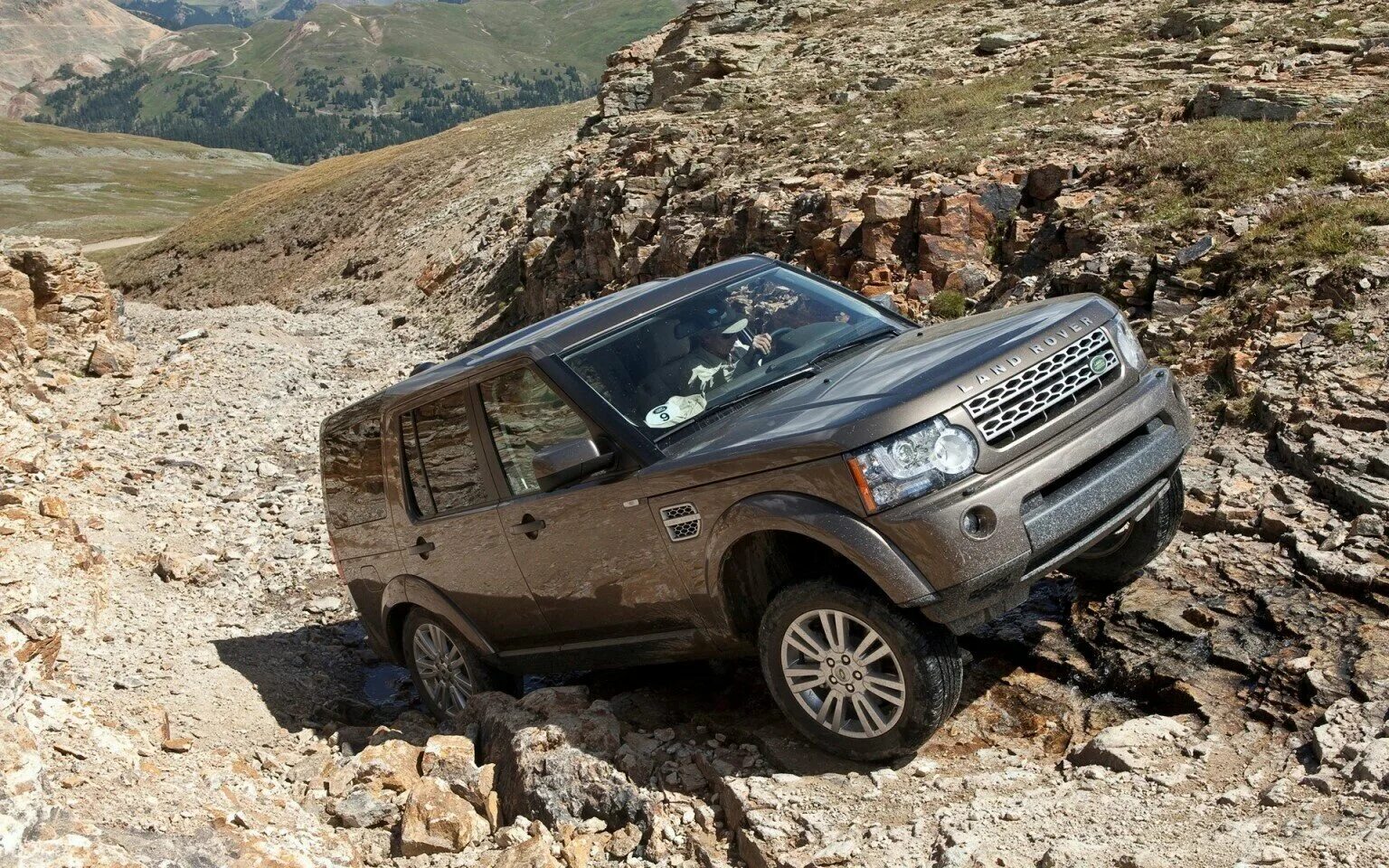 Где дискавери. Ленд ровер дискавери 4. ленд ровер дискавери 3. land rover discovery 4 в горах. land rover discovery 4 2011.