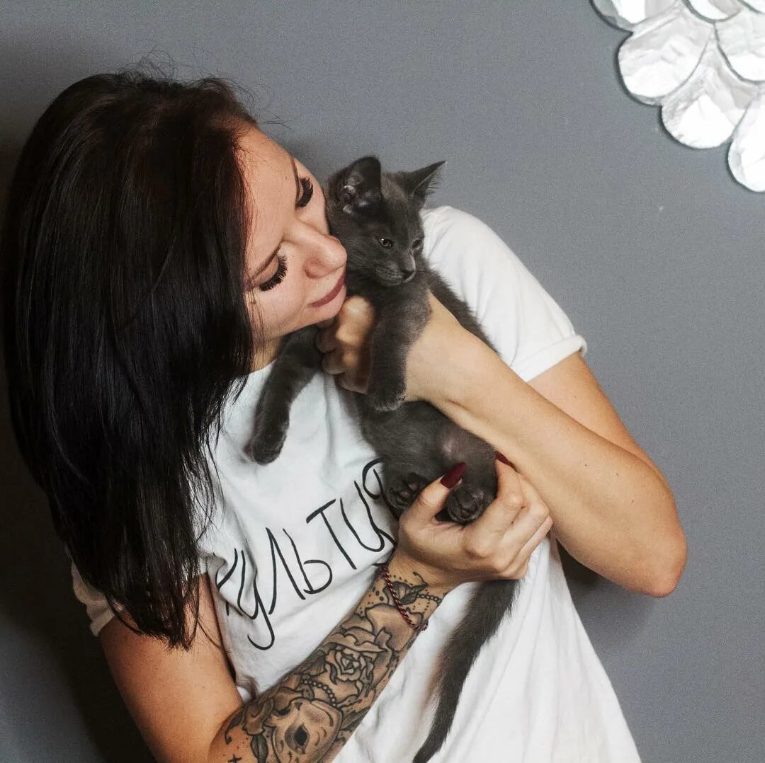 Анна асти тату. Татуировки асти певицы. Тату солистки артик и асти. Артик анна дзюба. Тату асти певицы.