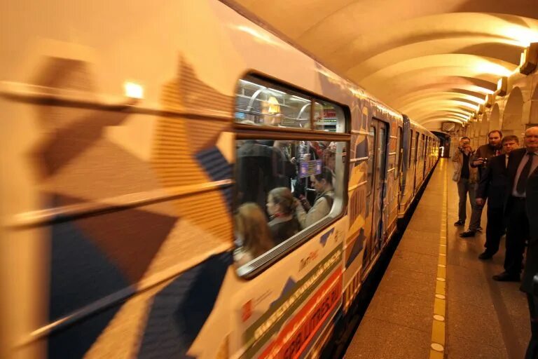 путейцы метрополитена. работа метро 21. работа метро 21. краски метро. станционный тоннель метрополитена.