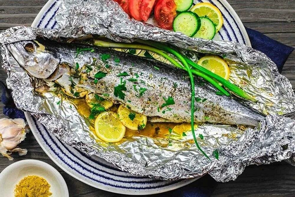 Как запечь рыбу в духовке в фольге целиком. Сколько минут запекать рыбу в фольге. Готовка рыбы в духовке в фольге по времени. Блюда в фольге в духовке. Готовка рыбы в духовке поэтапно.