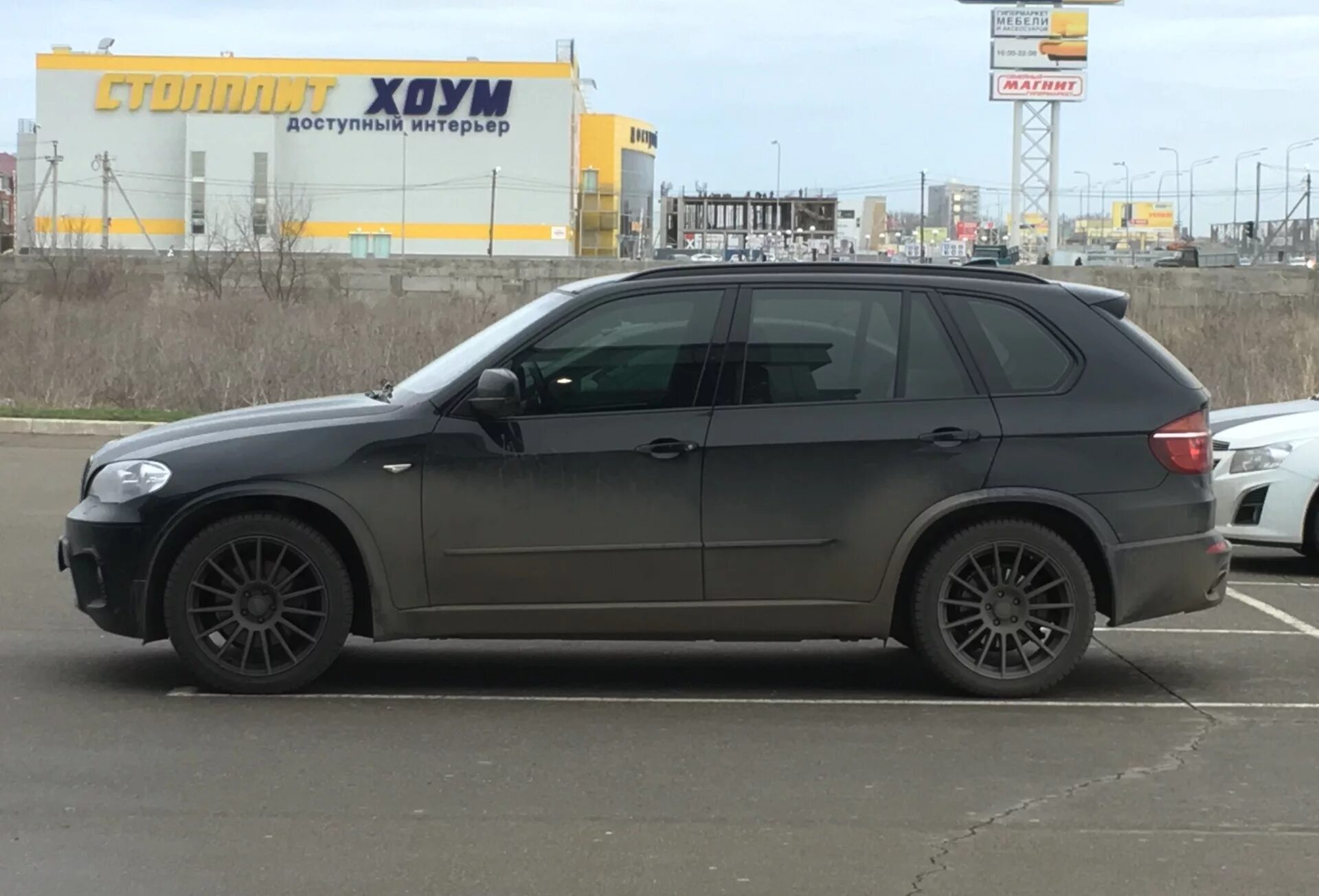 Пружины х5 е70. BMW x5 e70 заниженный. Занижение BMW e70. X5 e70 занижение. BMW e70 Eibach.