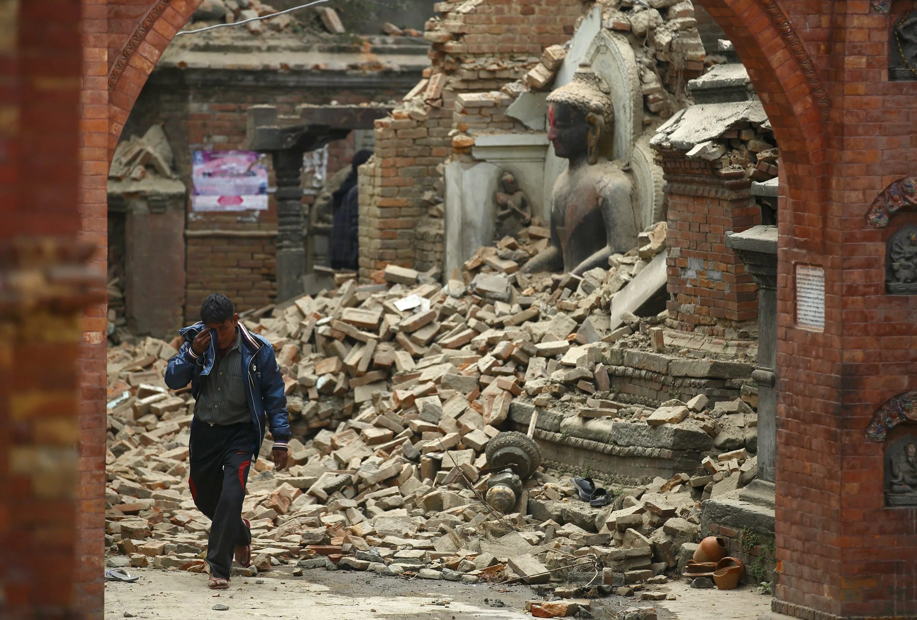 Землетрясение в Непале 2015. Катманду 2015 год землетрясение. Непал 2015 землетрясение фото. Непал 2015 землетрясение жертвы.