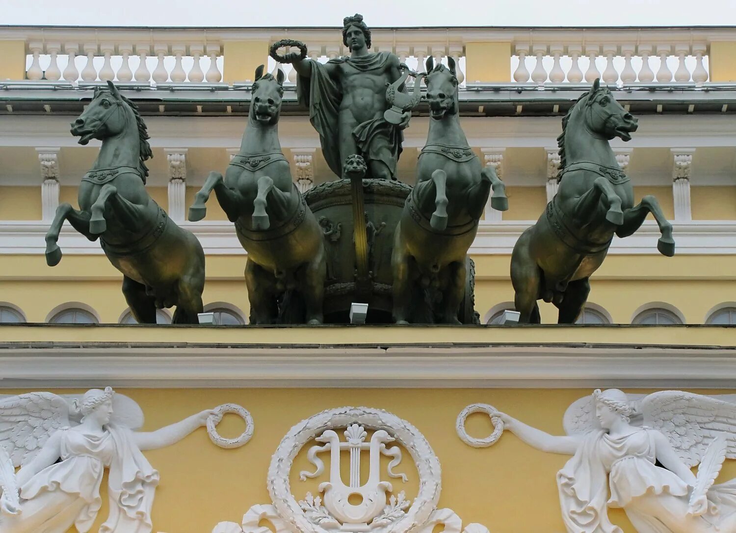 Театр с лошадьми на крыше. Большой театр москва статуя аппооона. Квадрига аполлона на здании большого театра в москве. Спб. Квадрига аполлона на александринском театре.