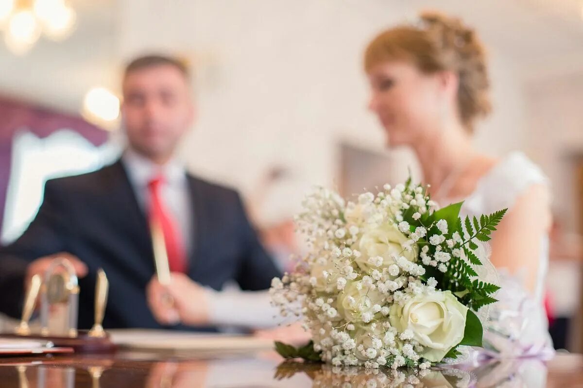 Заключение брака в загсе. Замуж за русского. Платье на свадьбу на ге торжественную регистрацию. Раннее вступление в брак. Картинки про замужество.