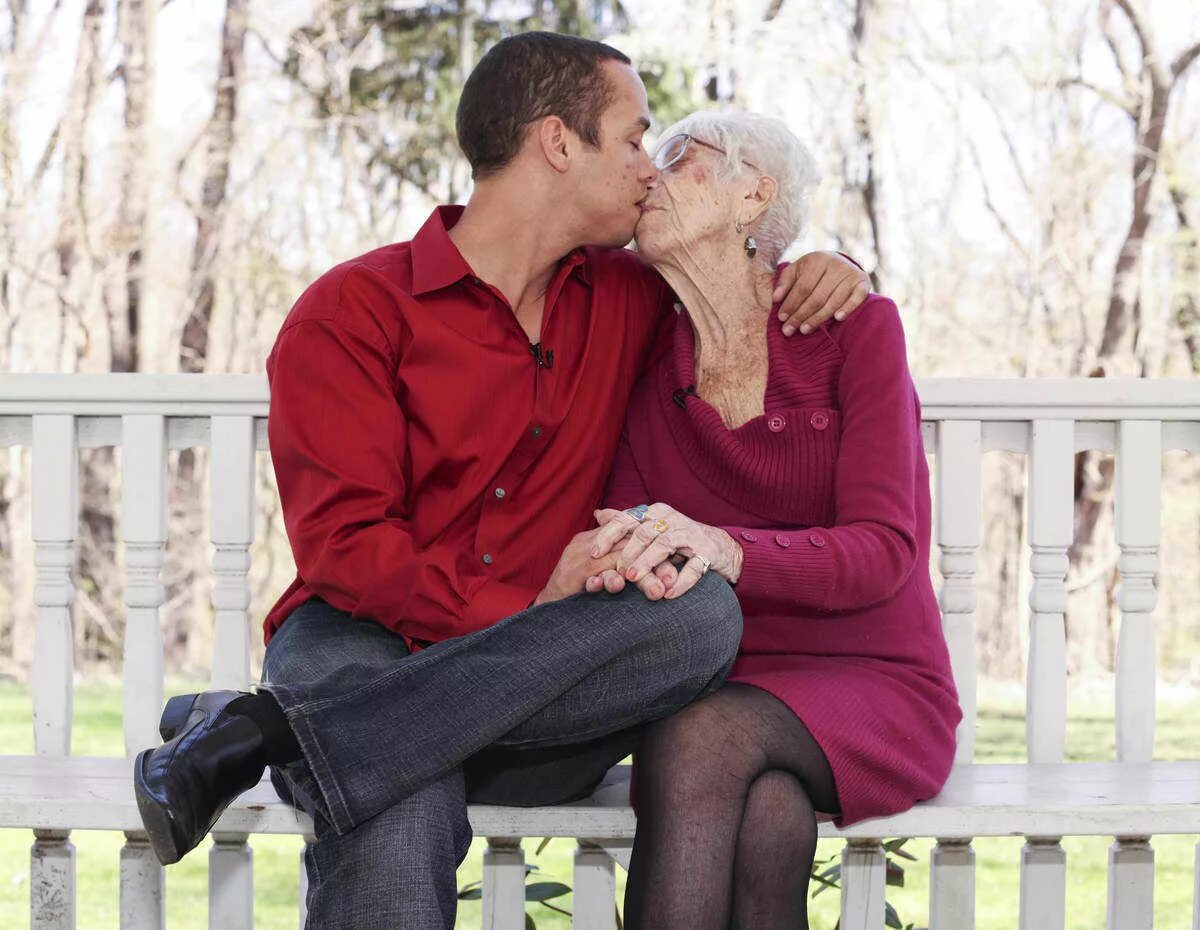 31-Летний Кайл Джонс и 91-летняя Марджори маккул. Кайл Джонс и Марджори маккул. Кайл Джонс (31 год) встречается с Марджори маккул — 91-летней бабушкой.. Пожилые влюбленные пары. Бабушки любят погорячей