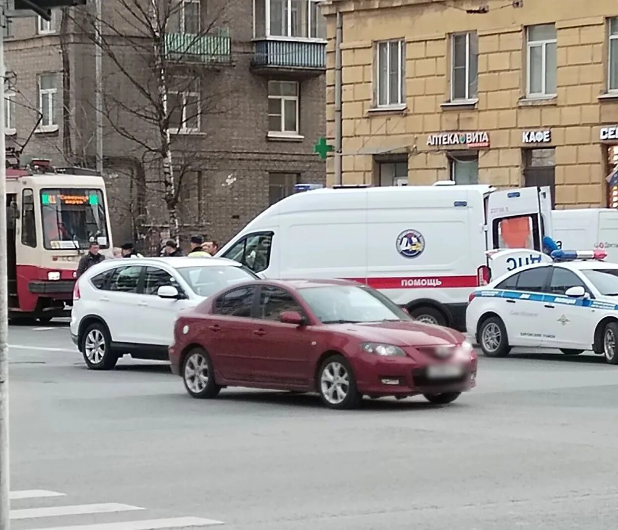 Полицейский автомобиль. Полицейские работа фото. Пробка на дороге. 15 апреля спб