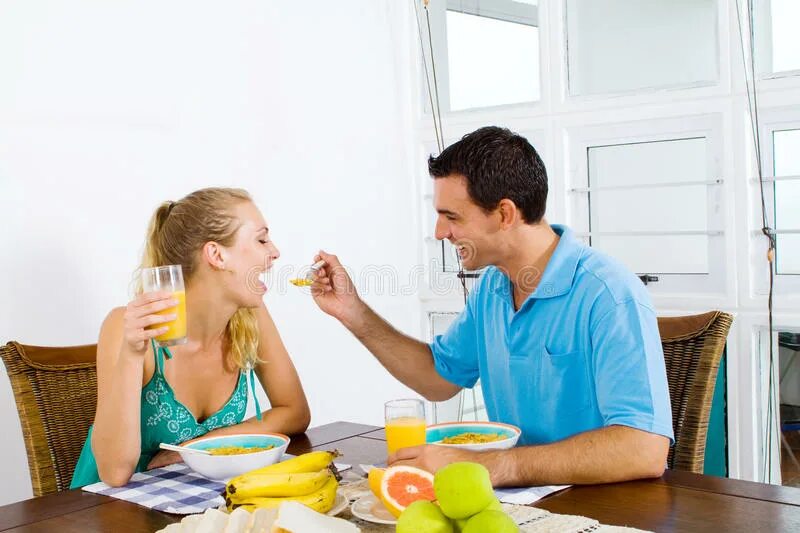Муж с женой на кухне занимаются. Муж кормит завтраками. Кормящая жена. Картинки муж и жена за завтраком. Обед моя жена.