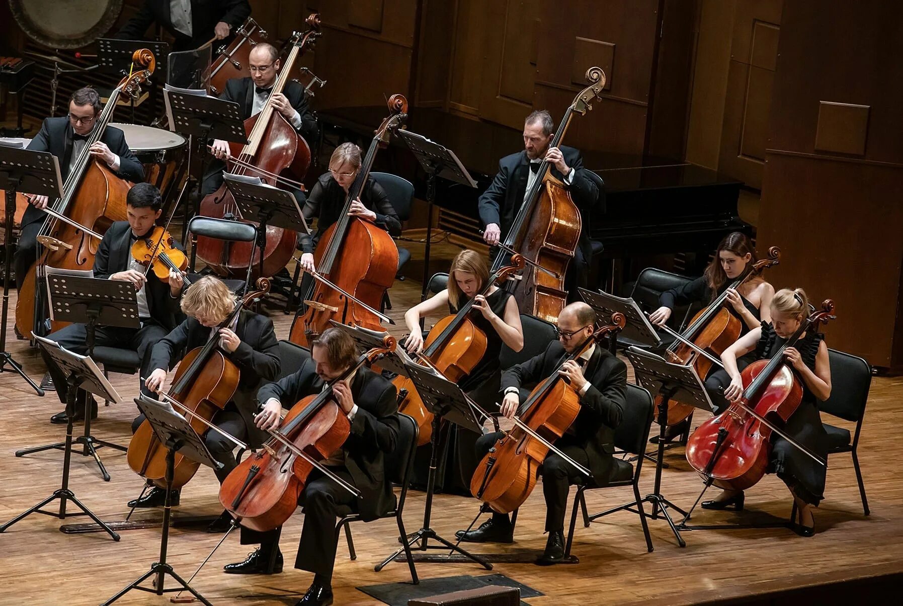 Реквием симфонический оркестр. Верди реквием курентзис. Симфонический оркестр на природе. Концерт классической музыки. Симфонический концерт.