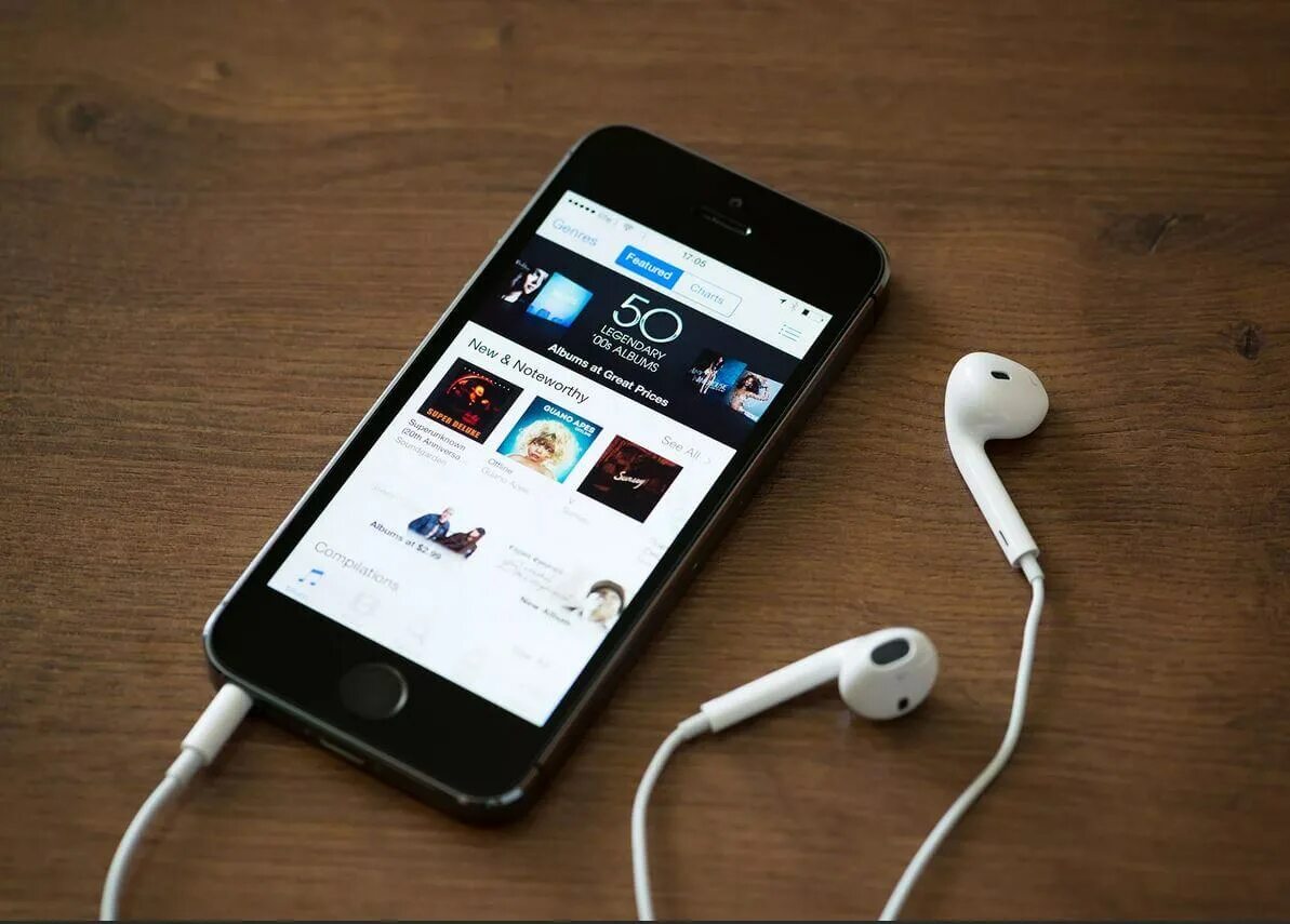 телефон висит на наушниках. наушники висят на крючке. карман для телефона с наушниками. телефон висит на наушниках. телефон висит на наушниках.