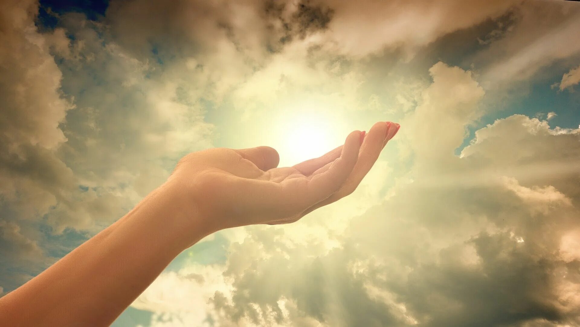 Молитва неба и земли. Руки к небу. Руки протянутые к небу. Рука тянется к небу. Небо на ладони.