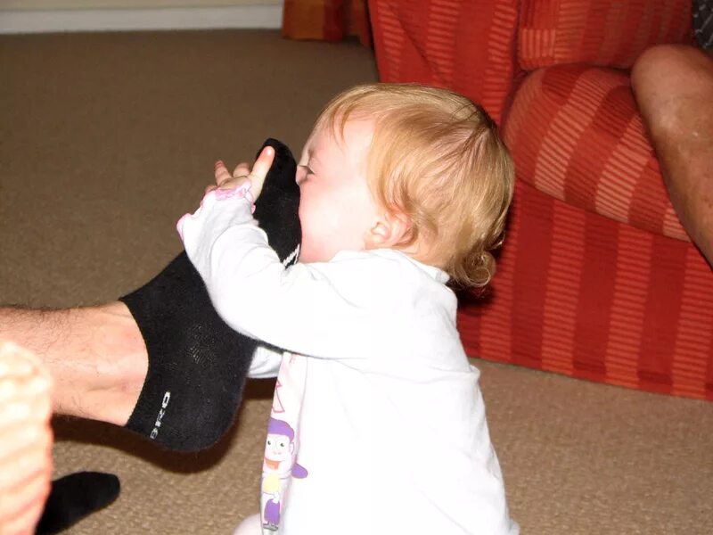 Пятки азиатских девочек. Ступни feet в машине. Нюхает пятки. Naomi swann feet. Пятки девушек.