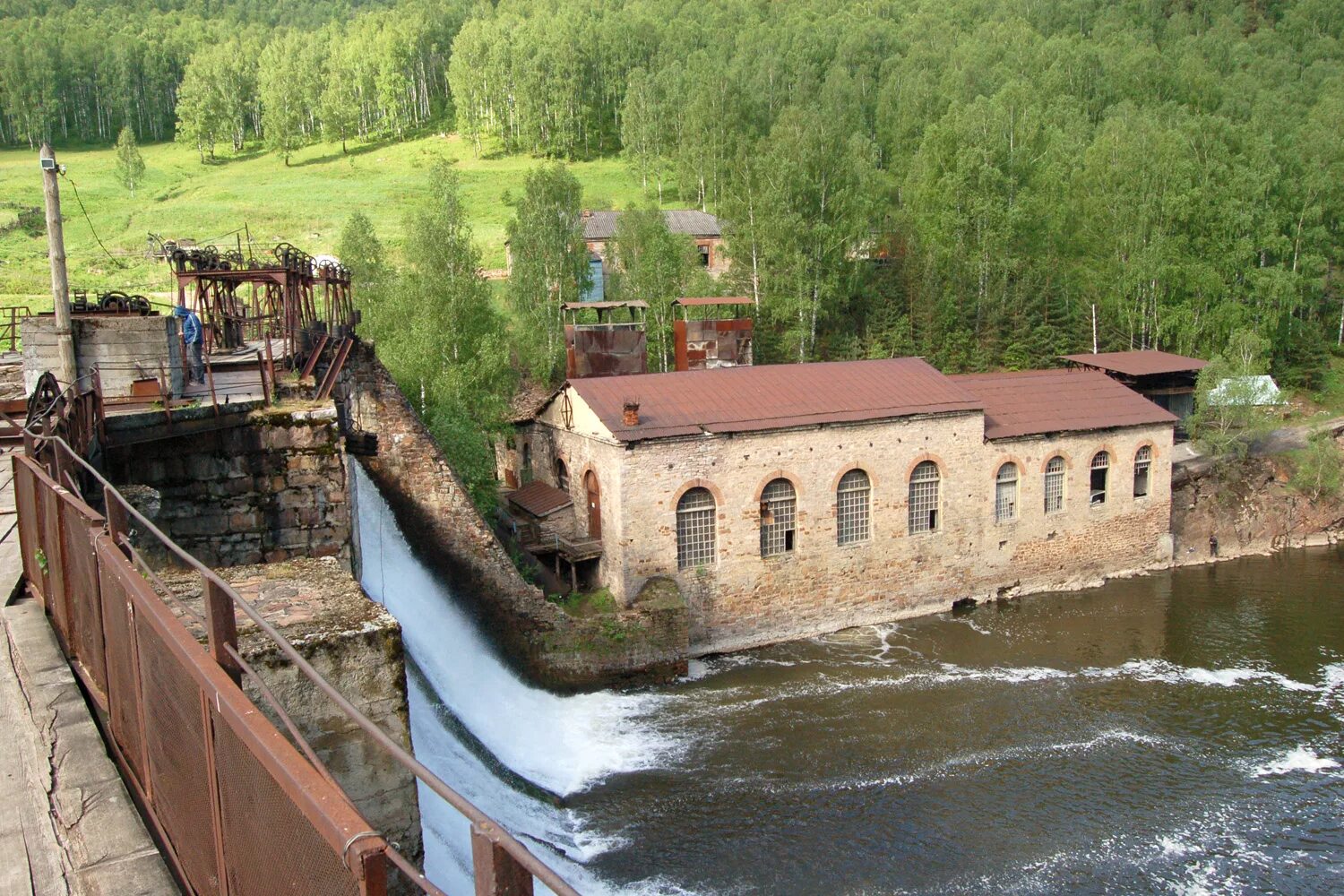 Пороги завод. Порожская ГЭС Сатка. ГЭС пороги Сатка. Саткинский район ГЭС пороги. Пороги Сатка гостиница.