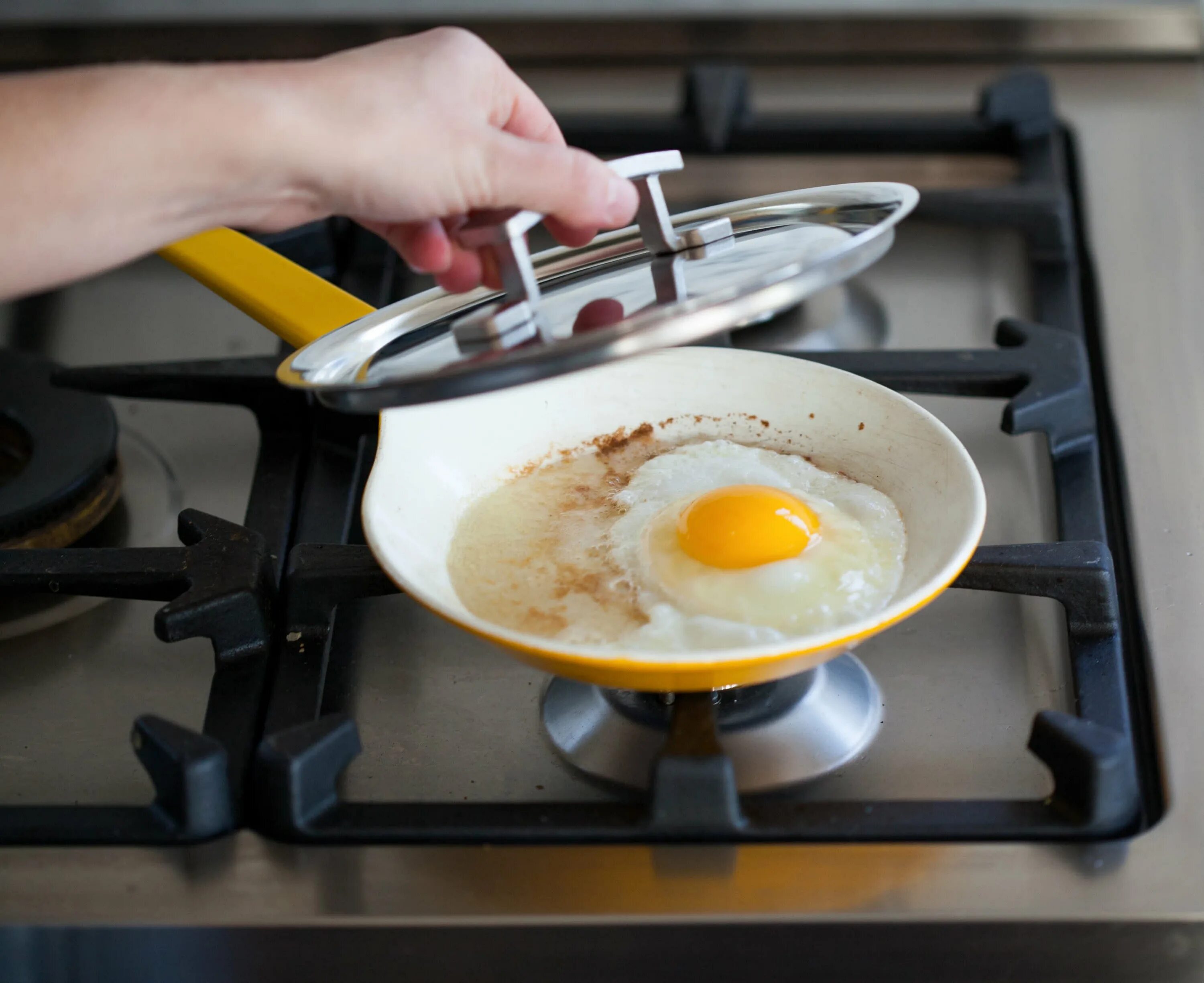 Egg pan. Яичница сервировка. fried egg кресло. frying eggs сочинение. how to correctly fry an egg.
