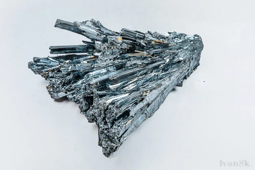 Sb элемент. Сурьмяный блеск sb2s3. Сурьма металл хим элемент. Антимонит минерал. Сурьма трехсернистая.