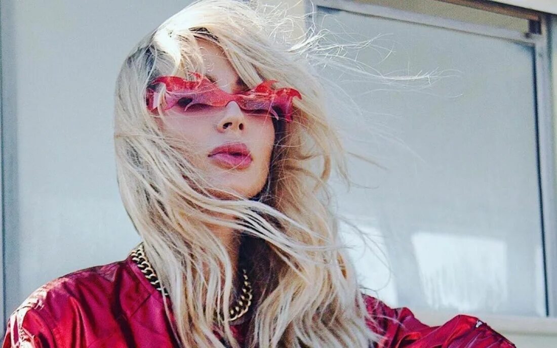 Очки у лободы суперзвезда. Люди как люди суперзвезда лобода. Лобода суперзвезда клип. Суперстар лобода обложка. Лобода суперстар.