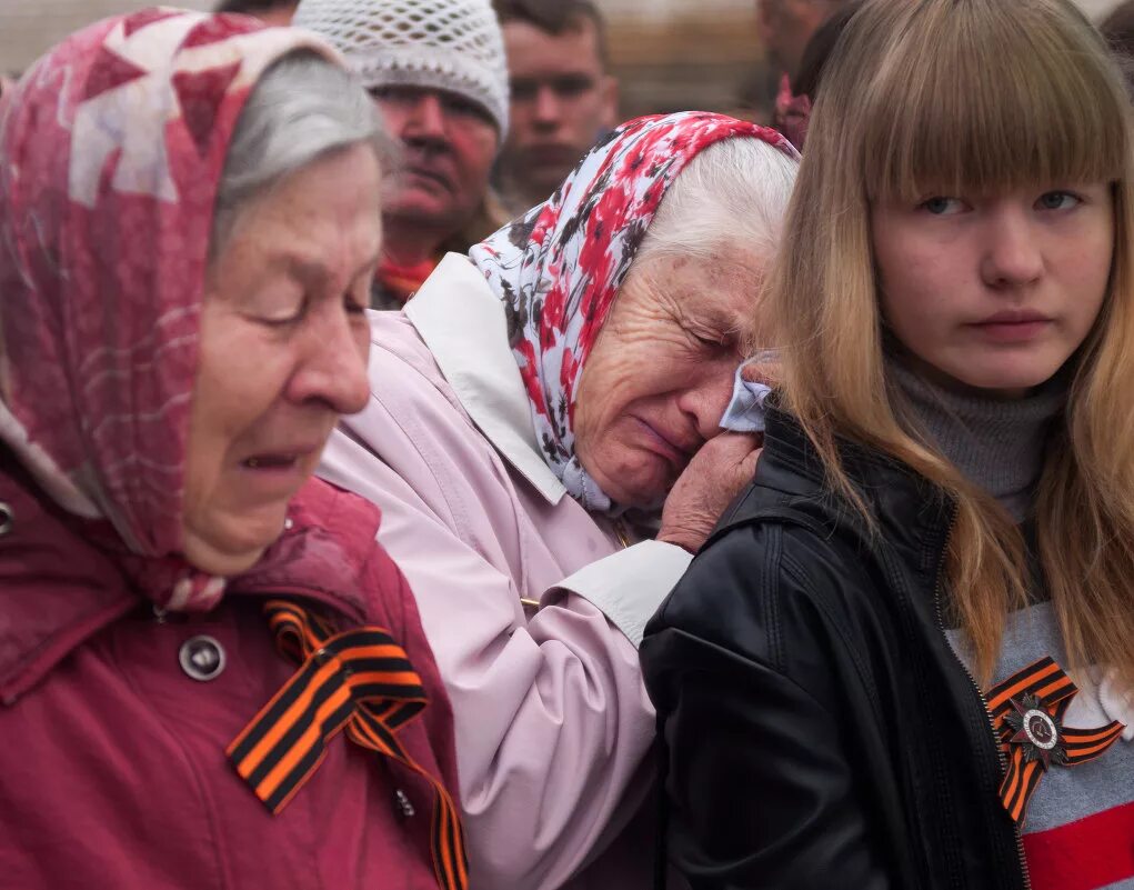 Песня победы со слезами на глазах. День Победы со слезами на глазах. Слезы ветеранов. Праздник со слезами на глазах фото. День Победы слезы Стариков.