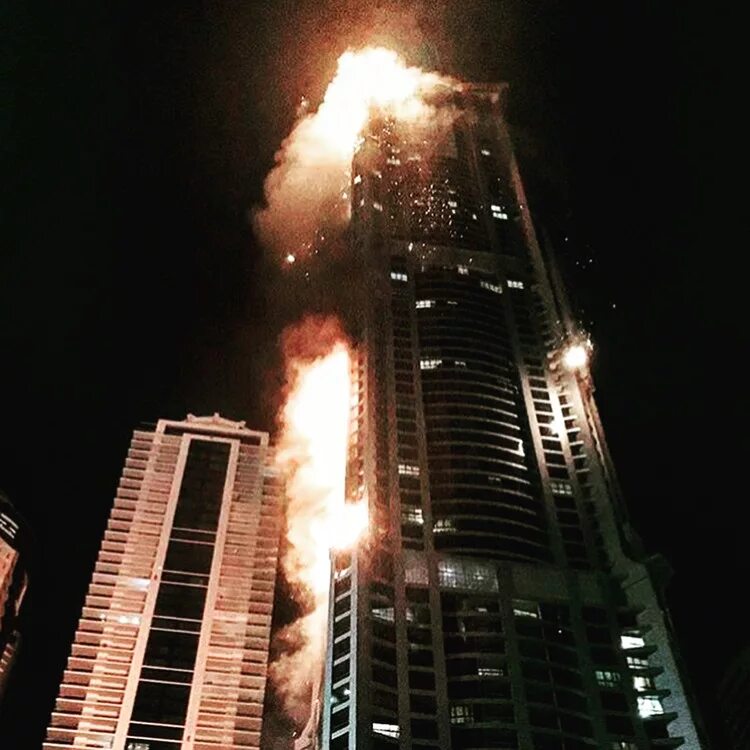 Горит небоскреб. Башня торч Дубай. Пожар в Дубай Марине. В Дубае сгорел небоскреб.
