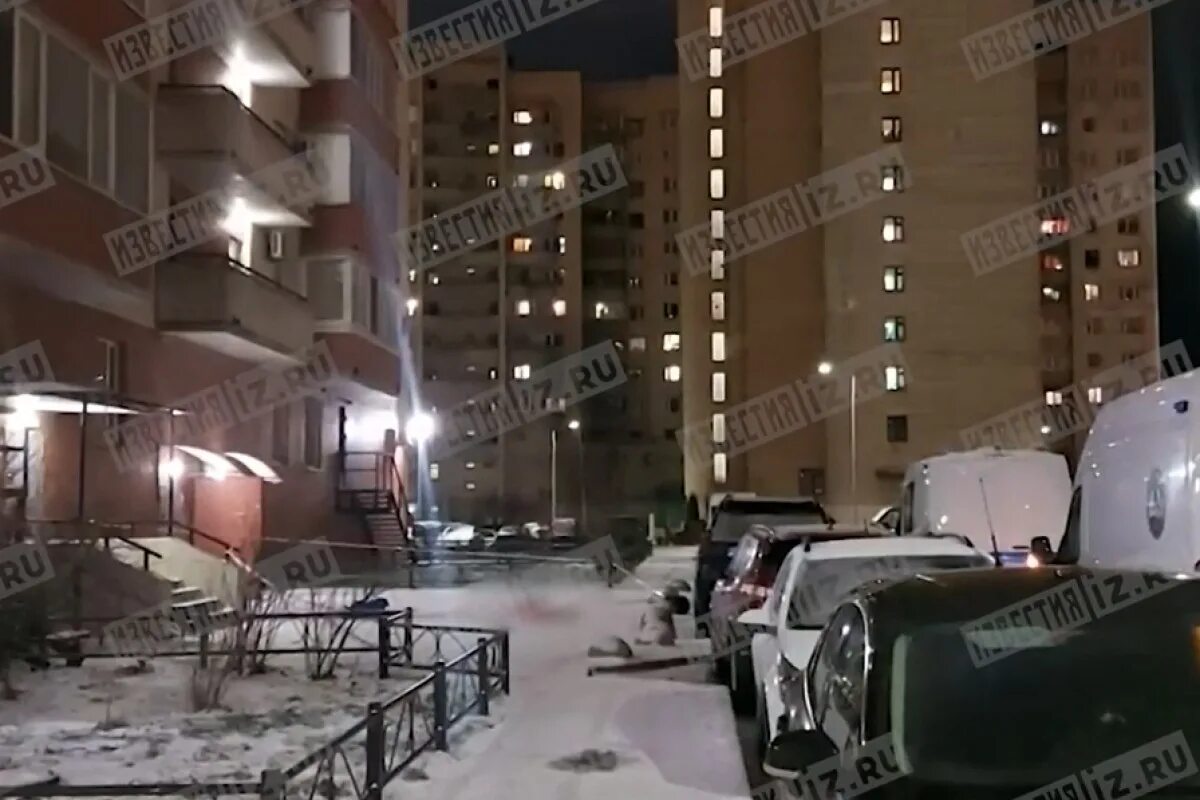 В питере упал дом. В питере парень упал с 16 этажа.