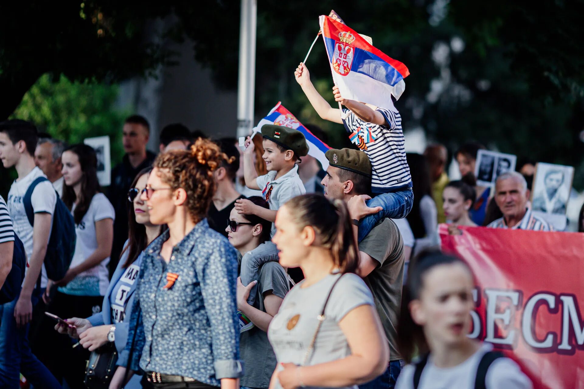 Про русских сербии. Бессмертный полк Сербия. Сербы и русские. Серб и русская девушка. Сербские полки.