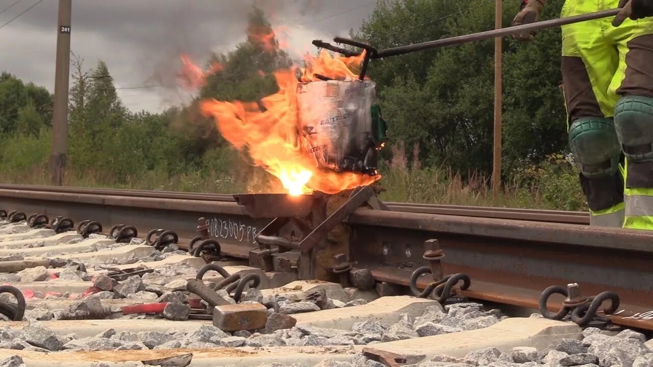 Алюминотермитная сварка рельсовых стыков. Сварка плетей. Сварка плетей. Алюмотермитная сварка жд стыков. Сварка рельсовых плетей с подтягиванием привариваемой плети.