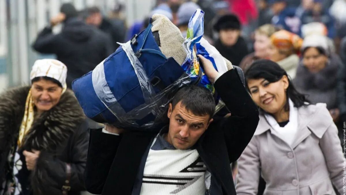 Мигрантов домой из россии. Трудовая миграция кыргызстанцы в Москве. Таджики в России мигранты. Узбекские гастарбайтеры. Узбекские гастарбайтеры в России.