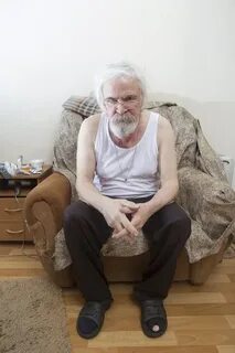 Рядом дедушка сидит