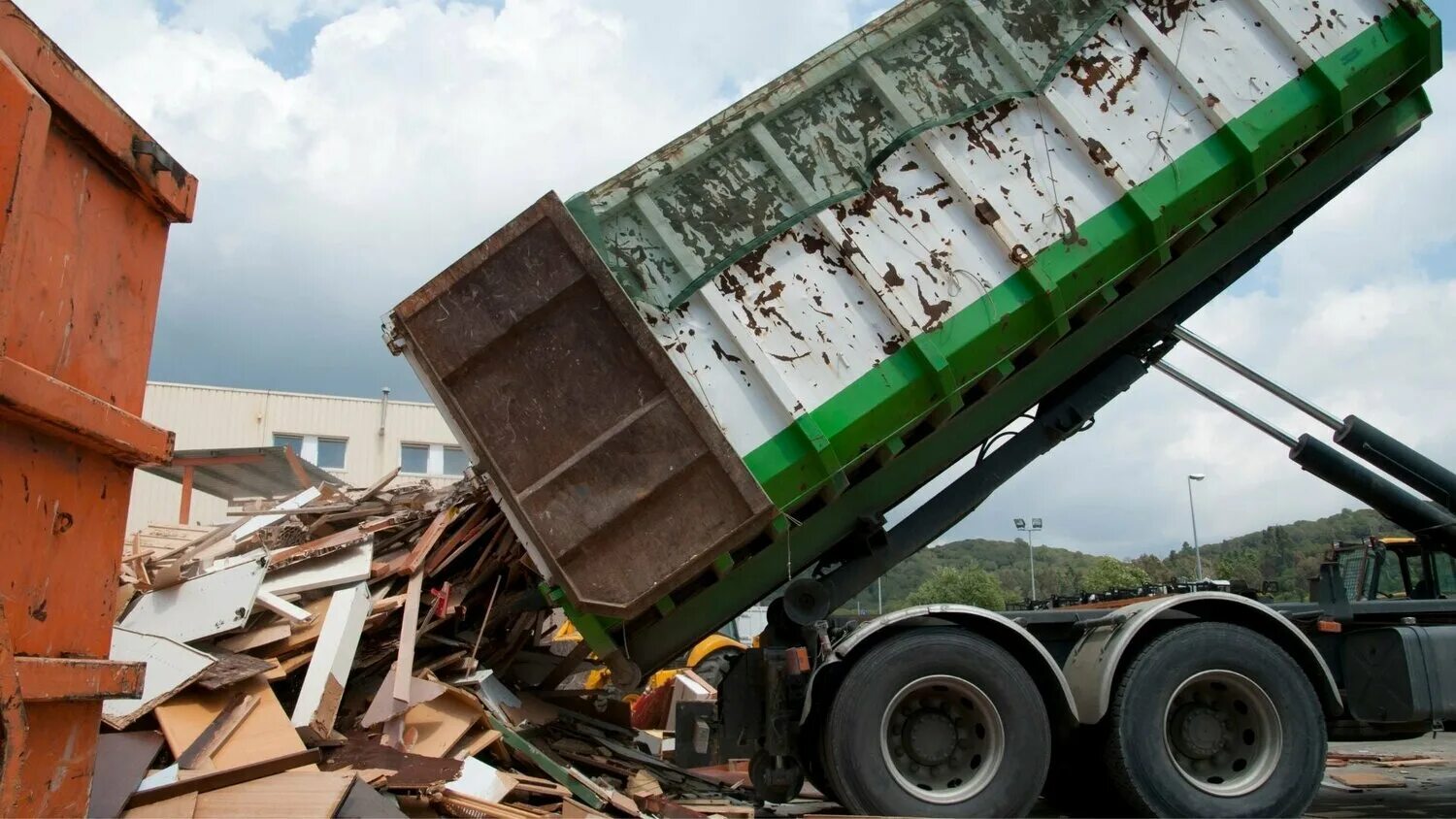 Вывоз отходов с предприятий. Коммунальные отходы. Мусоровоз мпбо-2. Уборка мусорных контейнеров. Крупногабаритный мусор.