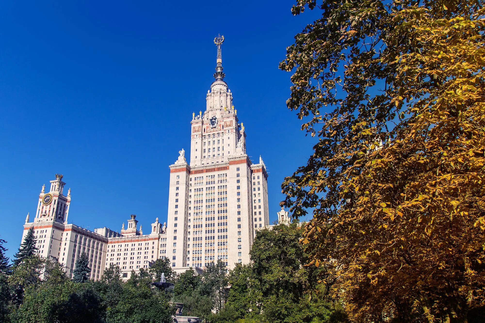 Мгу оценки. Московский университет Воробьевы горы. Здание Московского университета на Воробьевых горах. Главное здание МГУ на Воробьёвых горах. Главный корпус МГУ на Воробьевых горах.