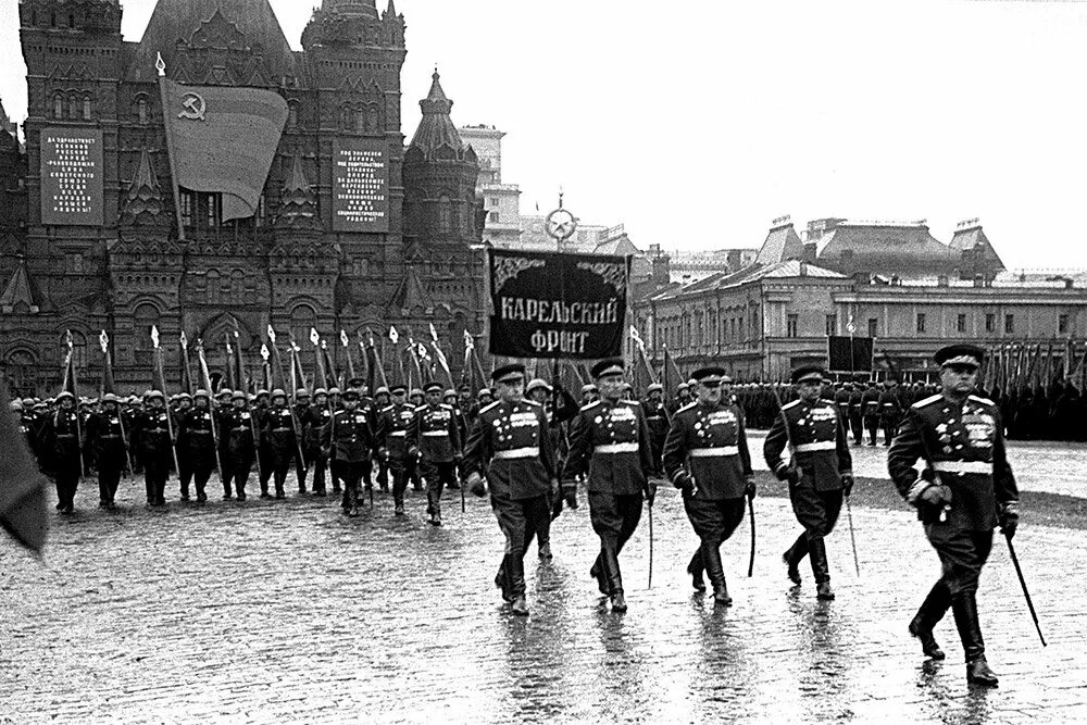 Первые парады победы. 24 Июня 1945 года в Москве состоялся парад Победы. Парад Победы 1945 Карельский фронт. Парад Победы 24 июня 1945 года Карельский фронт. Парад 1945 года на красной площади.