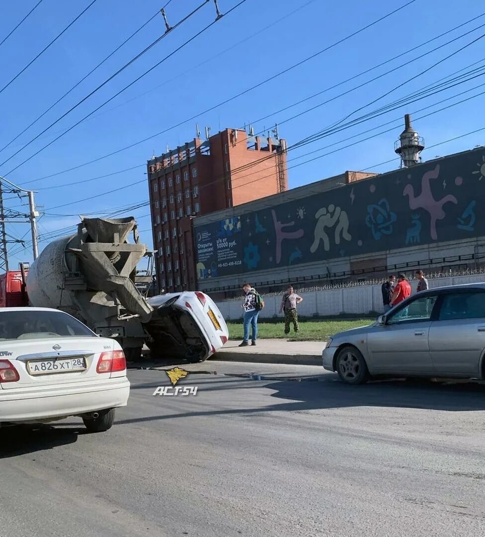 Бетономешалка перевернулась. ДТП Новосибирск бетономешалка. Новосибирск фото. Завалиться набок