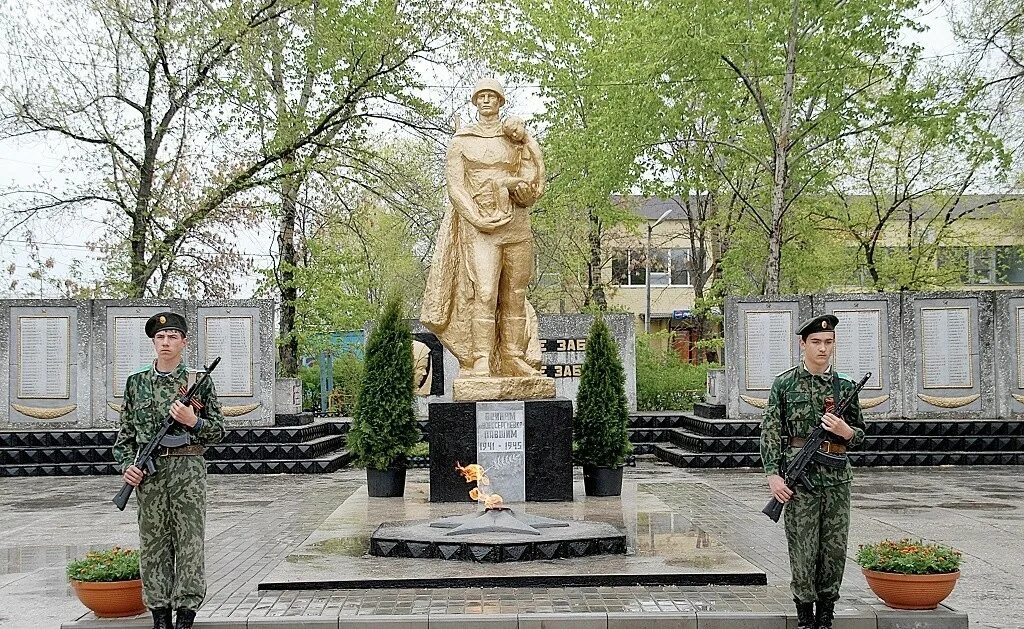 Кинотеатр новосергиевка. Поселок новосергиевка оренбургская область. памятник неизвестному солдату в новосергиевке. памятник воинам интернационалистам в новосергиевке. памятники новосергиевки оренбургской области.