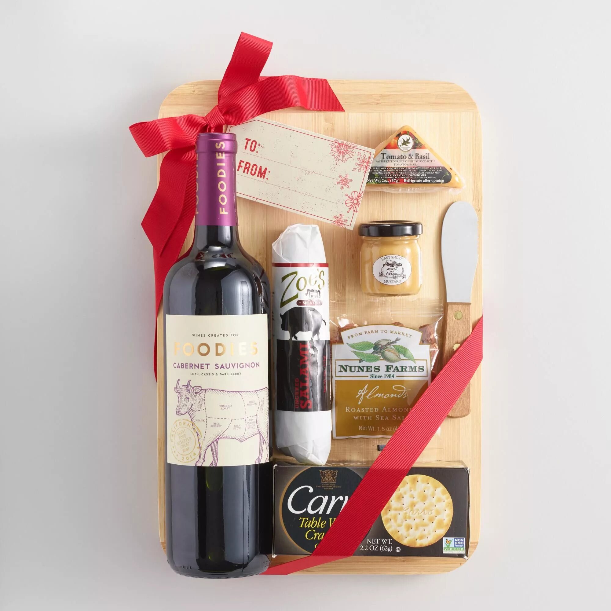 Сувенирной вино. Подарочный набор с вином. Вино в подарок. Подарочный набор с вином мужчине. Подарочный набор с вином и сыром.