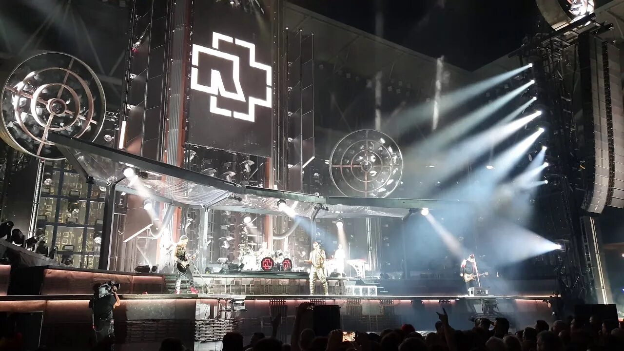 Rammstein 2022 концерт. Rammstein Stage 2019. Сцена рамштайн 2019. Rammstein 2019 концерт.