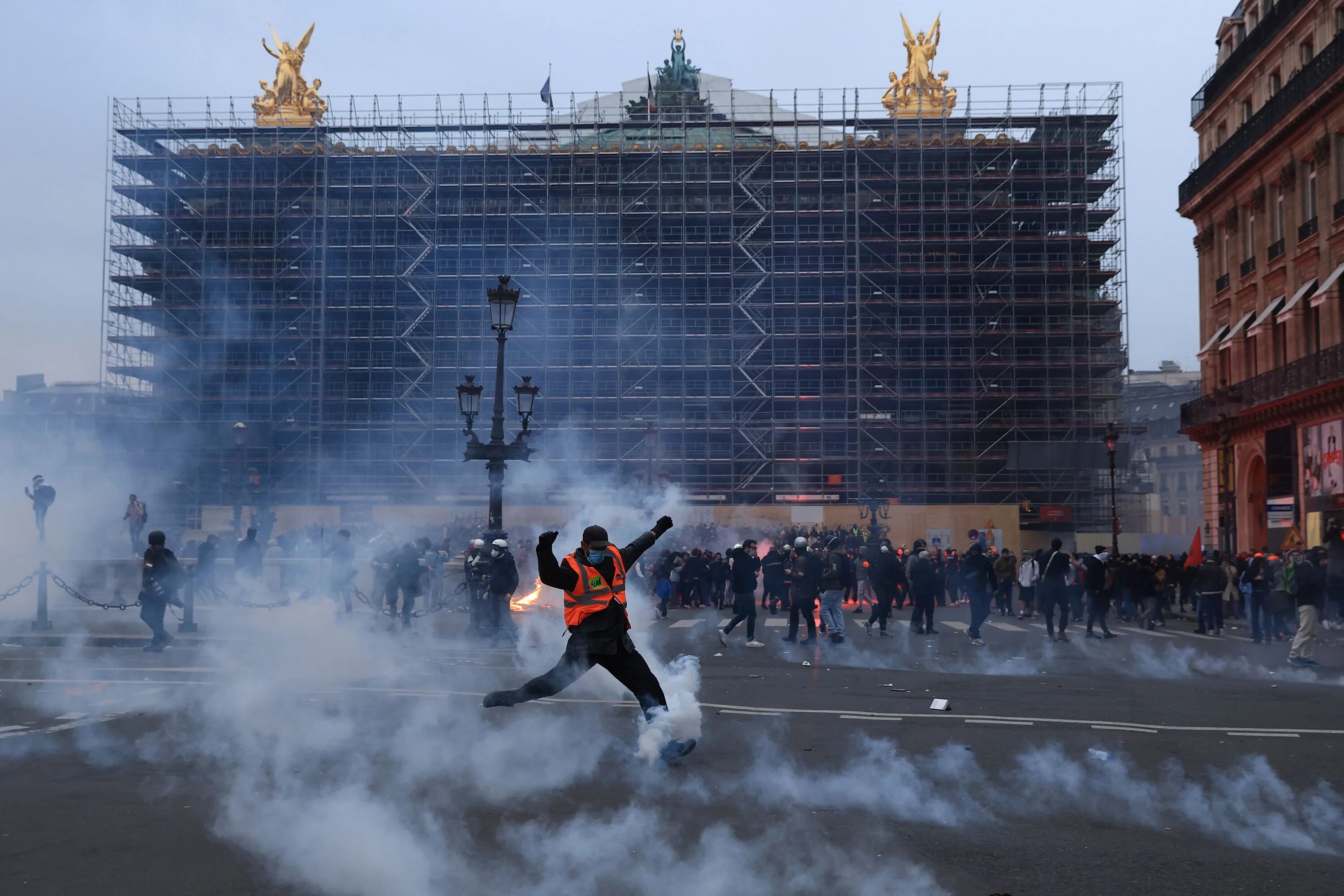 Французы сейчас. Протесты во Франции 2023. Забастовки во Франции 2023. Протесты во Франции. Протесты во Франции 2022.