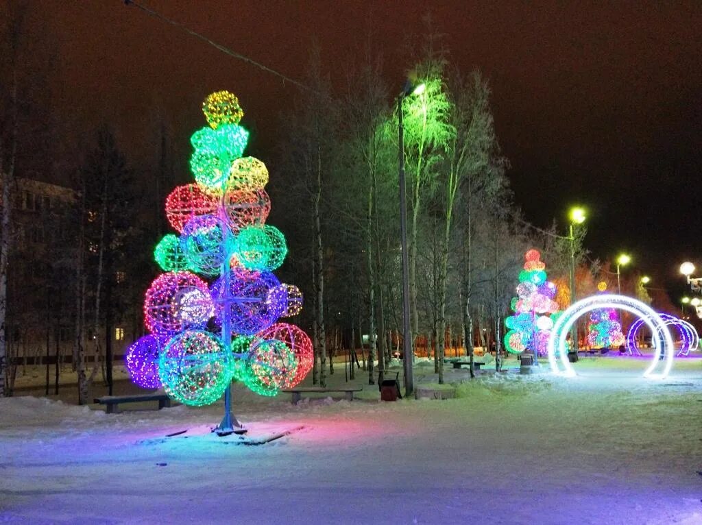 Когалым зимой. Снежный городок Когалым. Центральная площадь Когалым. Ледовый городок Когалым. Город Когалым зимний городок.