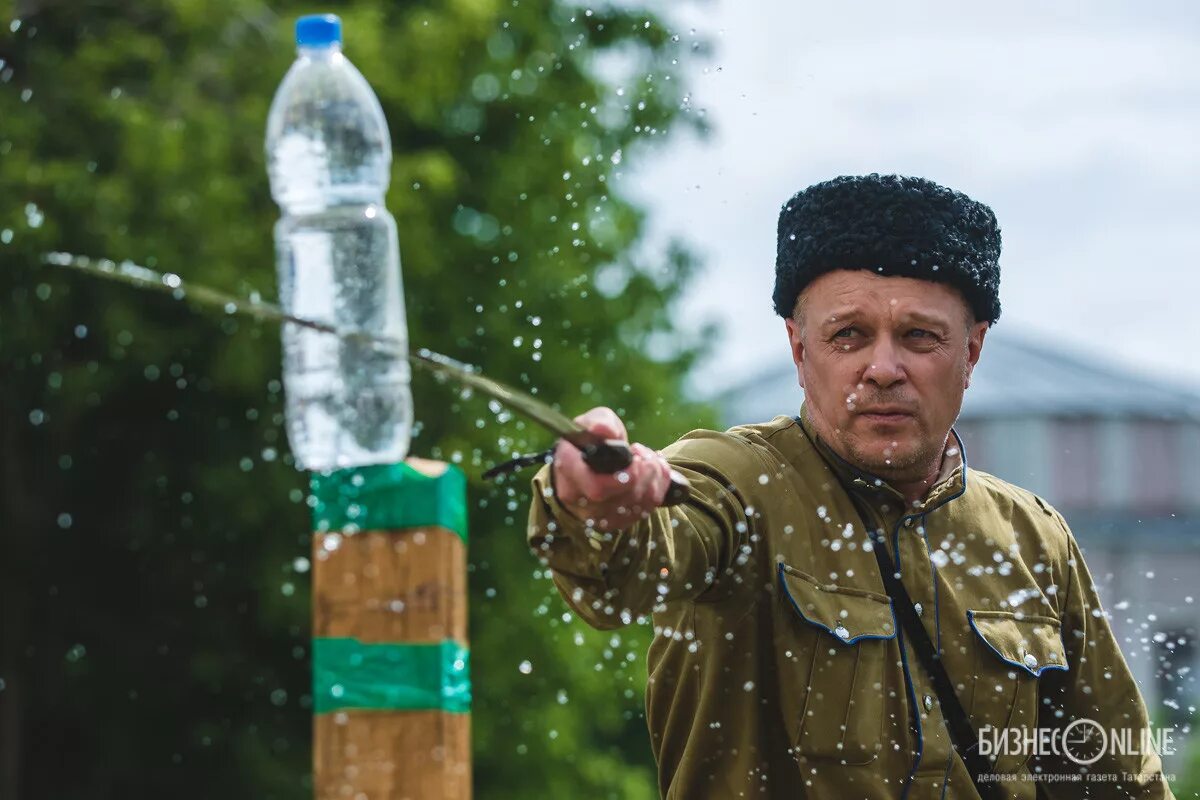 Казак с шашкой рубит Партизан. Казак рубит шашкой пленного Партизана. Казак рубит