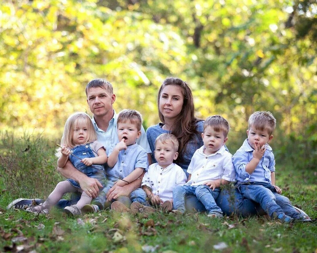 Семья с 5 детьми. Показывают что у 5 детей. Пятеро мальчиков дети. Меркуловы пятерняшки. Многодетная семья.