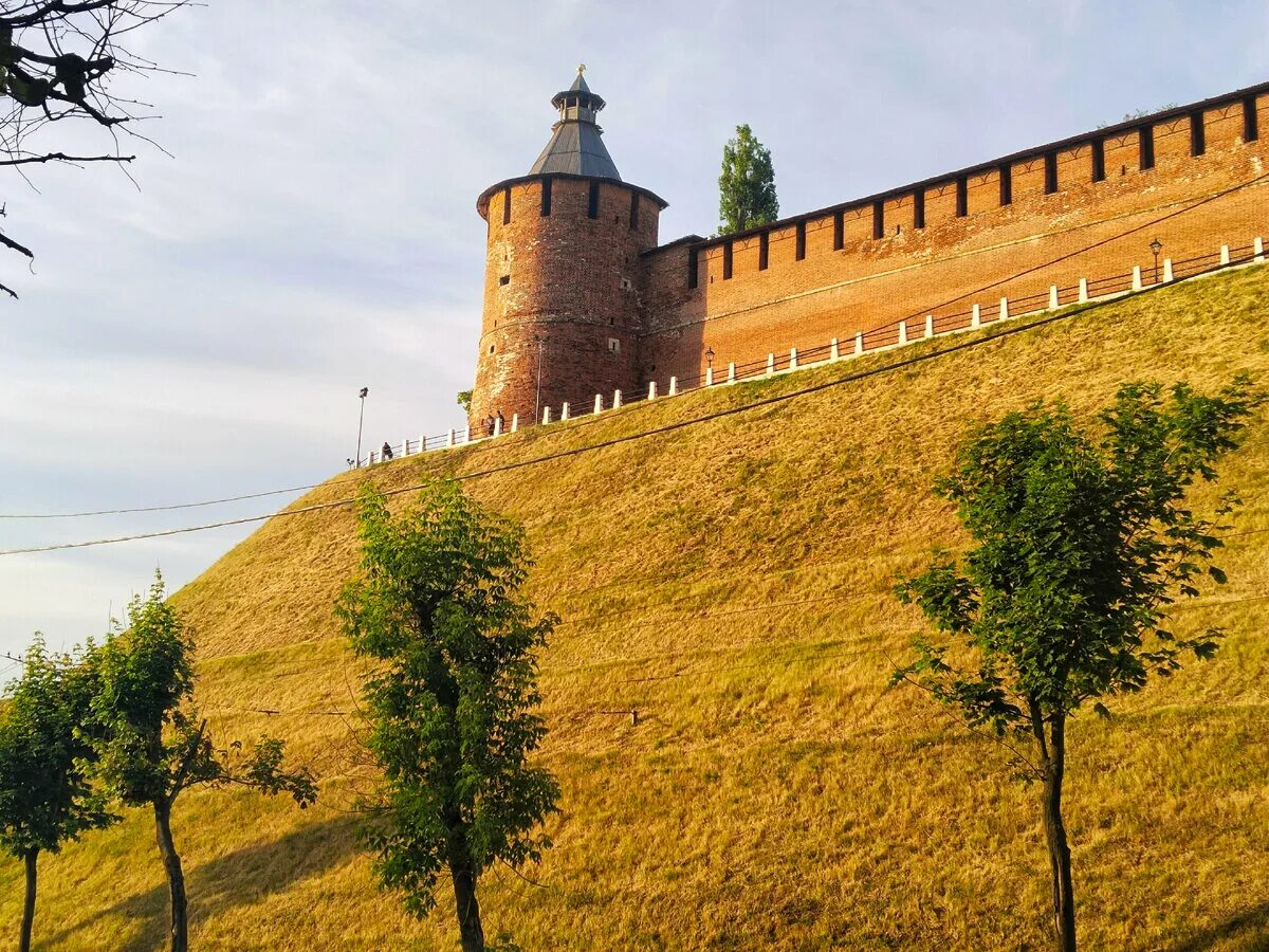 Стена кремля нижний новгород. Нижегородский Кремль. Стена Нижегородского Кремля. Георгиевская башня Нижегородского Кремля. Нижегородский Кремль руины.