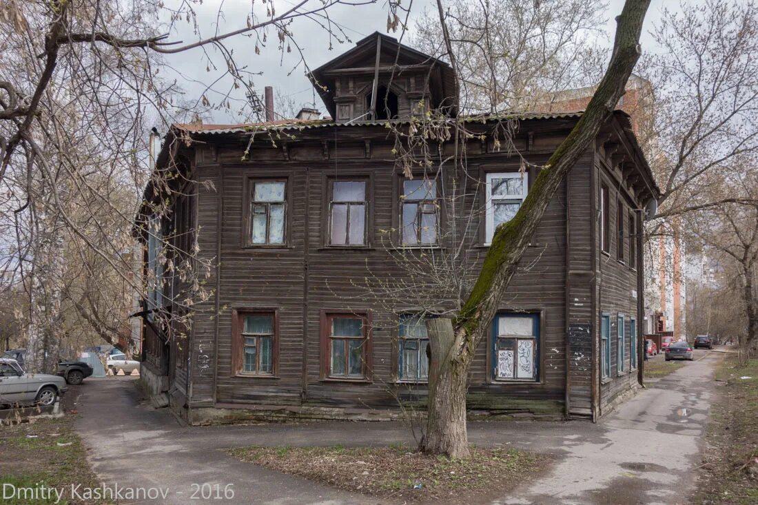 Домах сразу после того. Улица Максима Горького дом 16. Улица Максима Горького 146 Нижний Новгород. Деревянные бараки на Петра Алексеева. Улица Горького 74 Нижний Новгород.